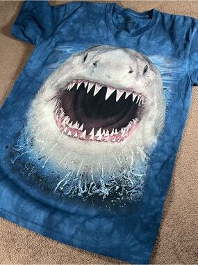 THE MOUNTAIN GREAT WHITE SHARK BITE OPEN JAWS TIE DYE MEDIUM T-SHIRT OCEAN